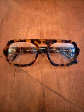 Elisa Johnson Jane glasses w/ clear non prescription lens and tortoise frames